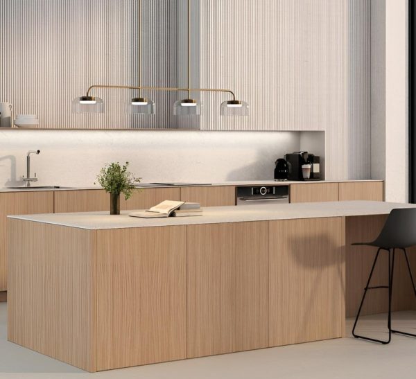 Suspension Aromas installée dans un intérieur contemporain, éclairage diffus et design épuré.