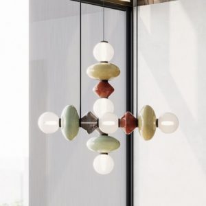 Suspension Mapi de chez Aromas installée dans un intérieur contemporain, lumière douce et design minimaliste.