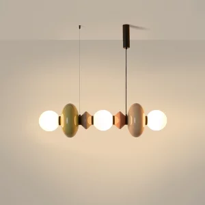 Suspension Mapi de chez Aromas installée dans un intérieur contemporain, lumière douce et design minimaliste.