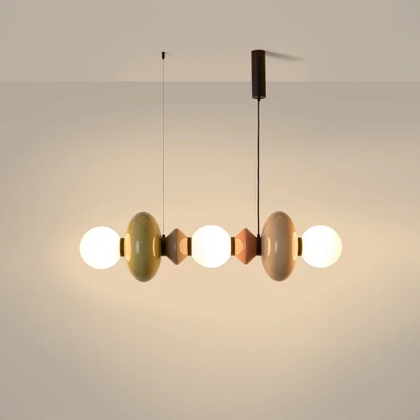 Suspension Mapi de chez Aromas installée dans un intérieur contemporain, lumière douce et design minimaliste.