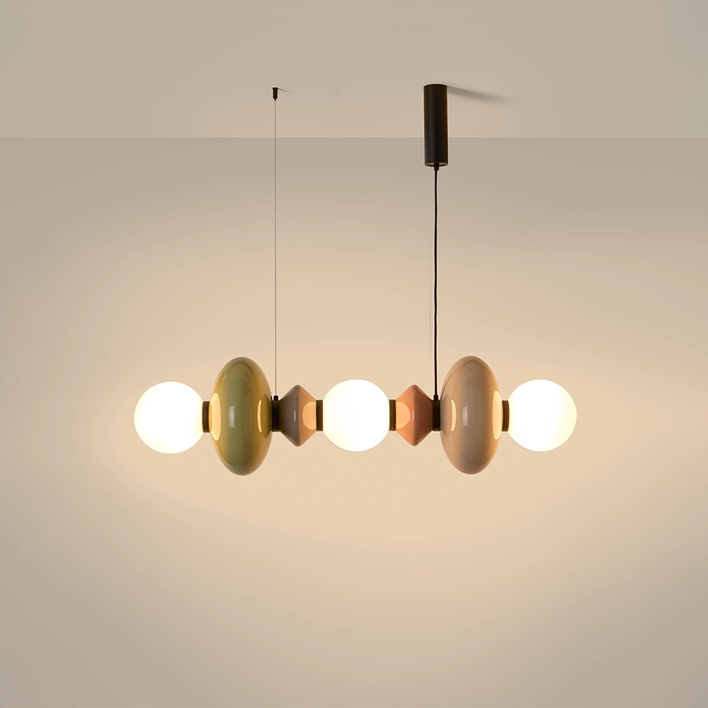 Suspension Mapi de chez Aromas installée dans un intérieur contemporain, lumière douce et design minimaliste.