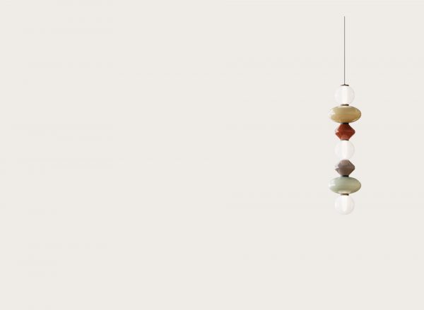 Suspension Mapi de chez Aromas installée dans un intérieur contemporain, lumière douce et design minimaliste.