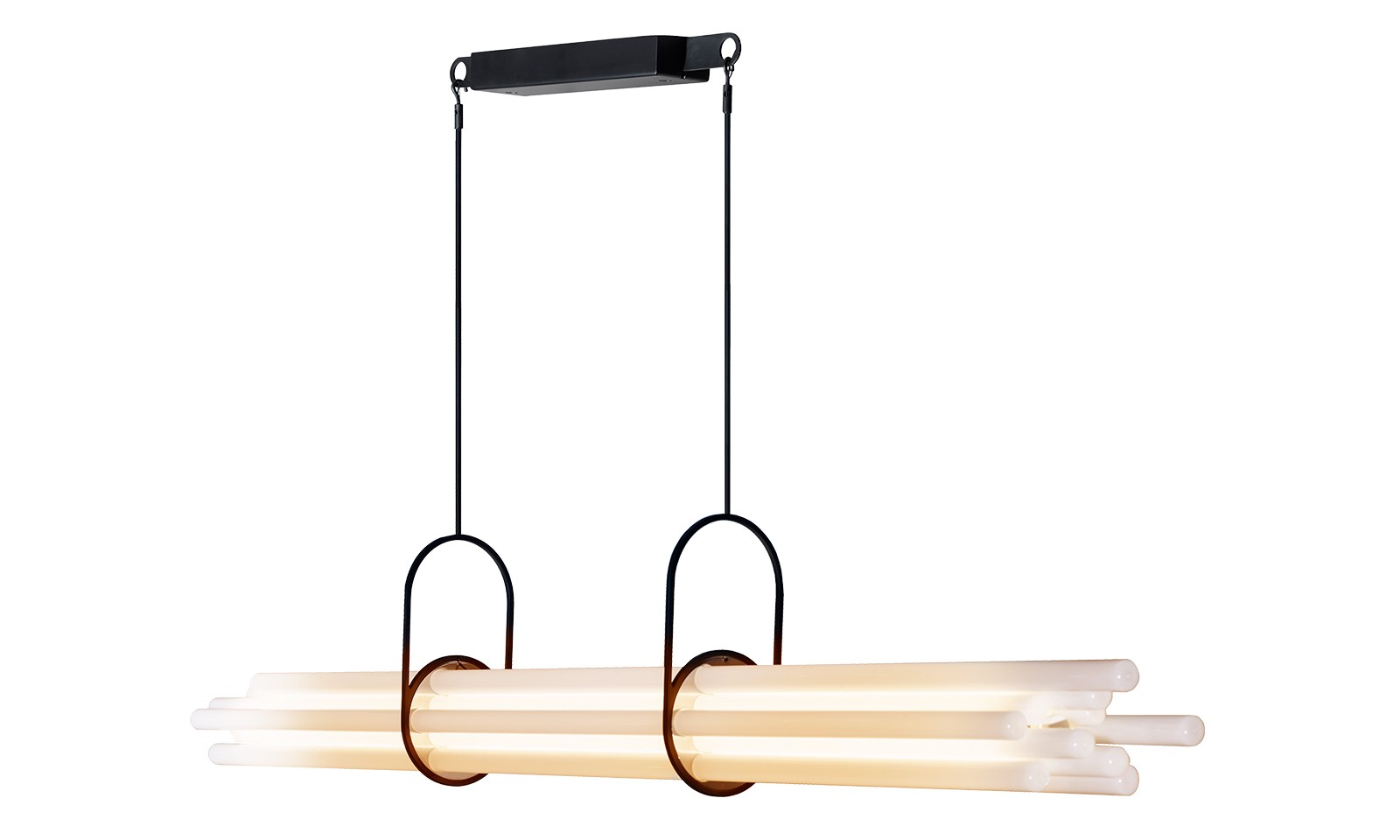 Suspension NL12 de chez DCW Éditions installée dans un intérieur contemporain, lumière indirecte et design architectural.