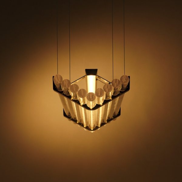 Suspension Seagull de chez DCW Éditions installée dans un intérieur contemporain, lumière indirecte et design iconique.