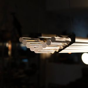 Suspension Seagull de chez DCW Éditions installée dans un intérieur contemporain, lumière indirecte et design iconique.