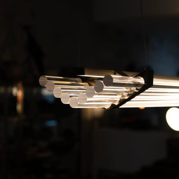 Suspension Seagull de chez DCW Éditions installée dans un intérieur contemporain, lumière indirecte et design iconique.