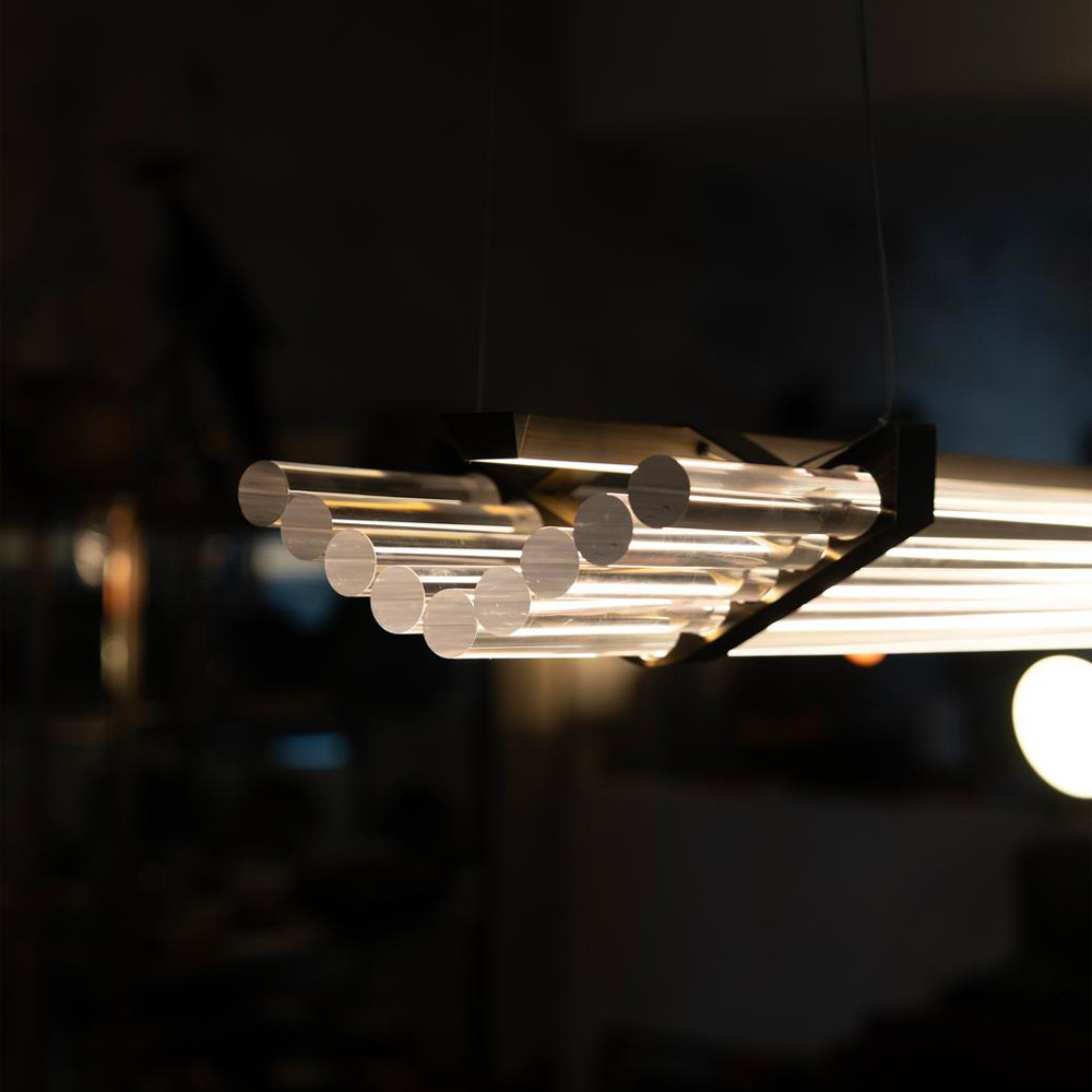 Suspension Seagull de chez DCW Éditions installée dans un intérieur contemporain, lumière indirecte et design iconique.