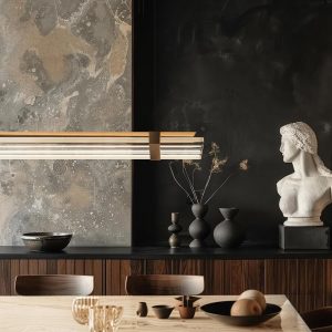 Suspension Seagull de chez DCW Éditions installée dans un intérieur contemporain, lumière indirecte et design iconique.