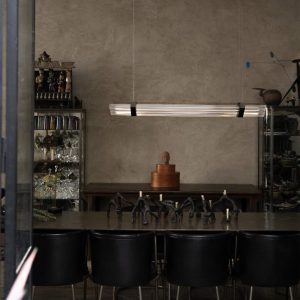 Suspension Seagull de chez DCW Éditions installée dans un intérieur contemporain, lumière indirecte et design iconique.