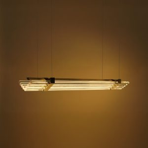 Suspension Seagull de chez DCW Éditions installée dans un intérieur contemporain, lumière indirecte et design iconique.