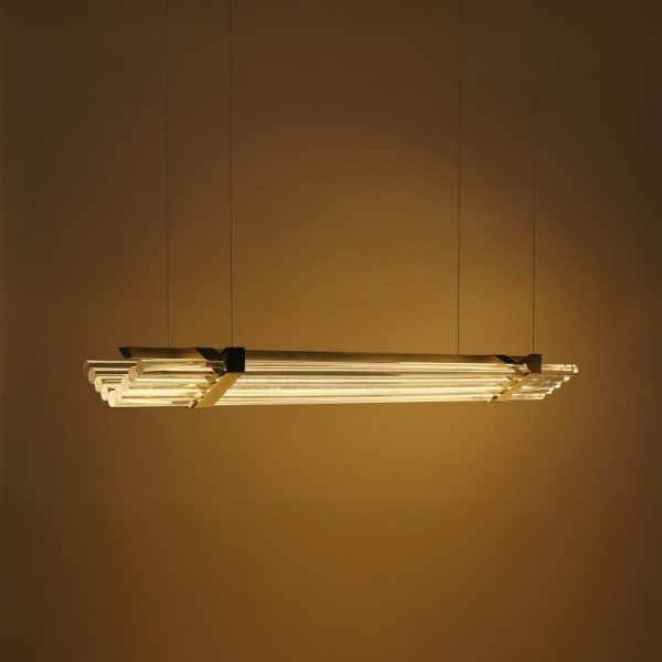 Suspension Seagull de chez DCW Éditions installée dans un intérieur contemporain, lumière indirecte et design iconique.