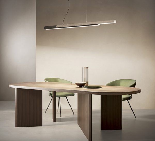 Suspension Dala Linear de chez Kundalini installée dans un intérieur contemporain, éclairage linéaire et design architectural.