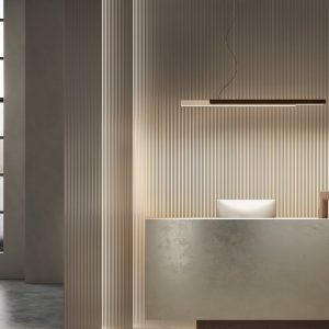 Suspension Dala Linear de chez Kundalini installée dans un intérieur contemporain, éclairage linéaire et design architectural.