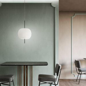 Suspension Kushi de chez Kundalini installée dans un intérieur contemporain, lumière diffuse et design sculptural. Titre