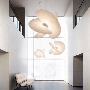 Suspension Levante de chez Luceplan installée dans un intérieur contemporain, lumière douce et design aérien.
