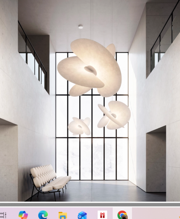 Suspension Levante de chez Luceplan installée dans un intérieur contemporain, lumière douce et design aérien.