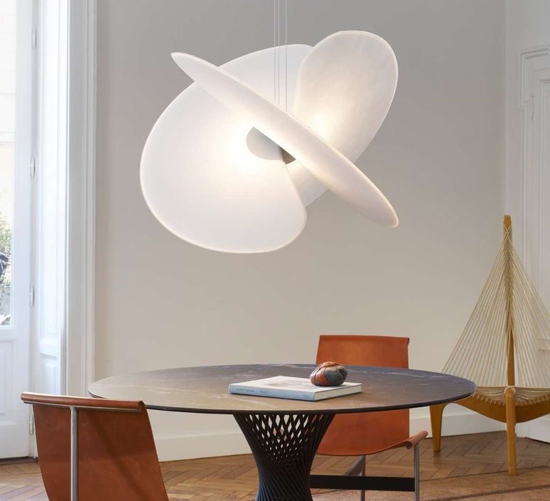 Suspension Levante de chez Luceplan installée dans un intérieur contemporain, lumière douce et design aérien.
