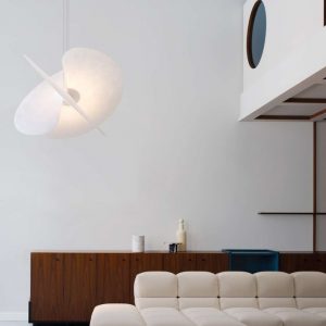 Suspension Levante de chez Luceplan installée dans un intérieur contemporain, lumière douce et design aérien.