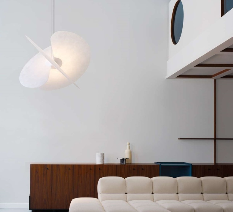 Suspension Levante de chez Luceplan installée dans un intérieur contemporain, lumière douce et design aérien.