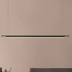 Suspension linéaire Coln de chez Aromas, luminaire suspendu au profil fin au-dessus d’un espace intérieur