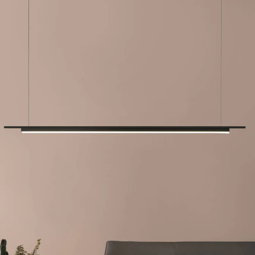 Suspension linéaire Coln de chez Aromas, luminaire suspendu au profil fin au-dessus d’un espace intérieur