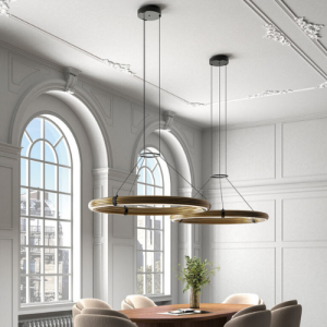 Suspension circulaire design en laiton doré au-dessus d’une table de salle à manger contemporaine