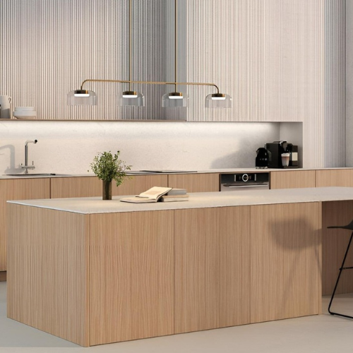 Suspension Ipon de chez Aromas, luminaire suspendu au volume simple et équilibré dans un intérieur contemporain