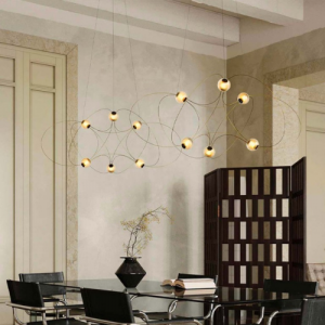 Munari 6 de chez DCW, suspension mobile composée de bras articulés dans un espace intérieur