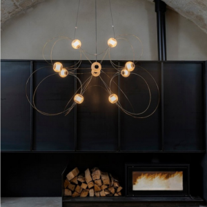 Munari 6 de chez DCW, suspension mobile composée de bras articulés dans un espace intérieur