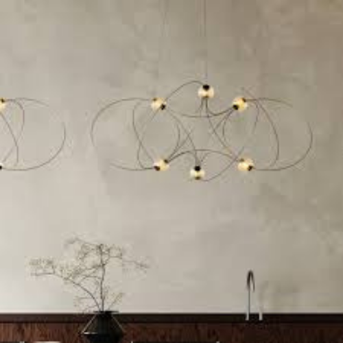 Munari 6 de chez DCW, suspension mobile composée de bras articulés dans un espace intérieur