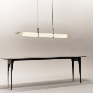 NL12 de chez DCW, suspension lumineuse composée de tubes horizontaux suspendus dans un espace intérieur