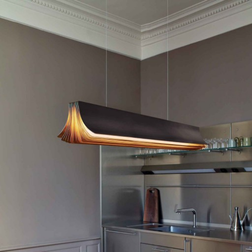 Respiro 900, luminaire linéaire suspendu diffusant une lumière douce au-dessus d’un espace intérieur