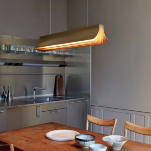 Respiro 900, luminaire linéaire suspendu diffusant une lumière douce au-dessus d’un espace intérieur