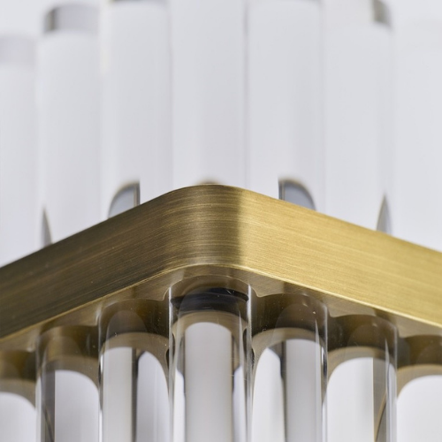 Suspension Seagull de chez DCW composée de tubes lumineux alignés, suspendue au-dessus d’une table