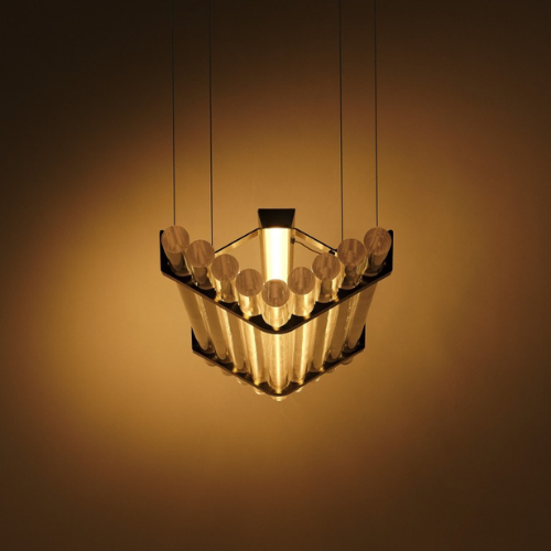 Suspension Seagull de chez DCW composée de tubes lumineux alignés, suspendue au-dessus d’une table