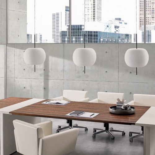 Suspension Kushi de chez Kundalini, luminaire sphérique diffusant une lumière douce dans un espace intérieur