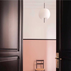 Suspension Kushi de chez Kundalini, luminaire sphérique diffusant une lumière douce dans un espace intérieur