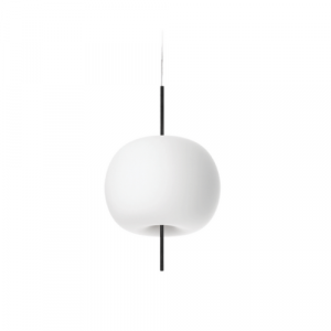 Suspension Kushi de chez Kundalini, luminaire sphérique diffusant une lumière douce dans un espace intérieur