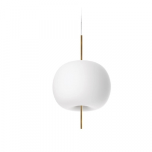 Suspension Kushi de chez Kundalini, luminaire sphérique diffusant une lumière douce dans un espace intérieur
