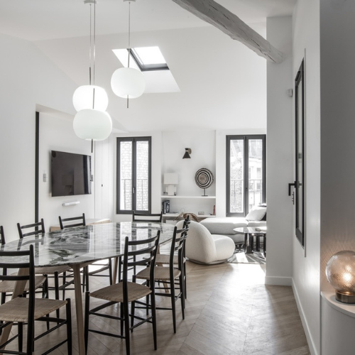 Suspension Kushi de chez Kundalini, luminaire sphérique diffusant une lumière douce dans un espace intérieur