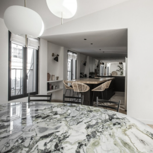 Suspension Kushi de chez Kundalini, luminaire sphérique diffusant une lumière douce dans un espace intérieur