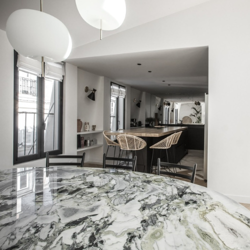 Suspension Kushi de chez Kundalini, luminaire sphérique diffusant une lumière douce dans un espace intérieur