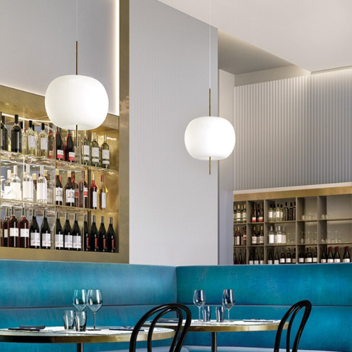 Suspension Kushi de chez Kundalini, luminaire sphérique diffusant une lumière douce dans un espace intérieur