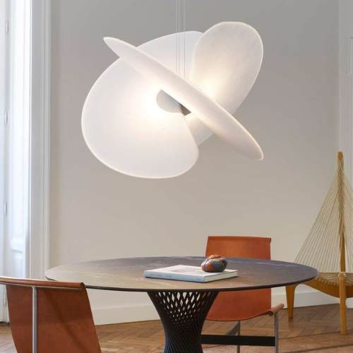 Suspension Levante de chez Kundalini, luminaire suspendu diffusant une lumière douce dans un espace intérieur