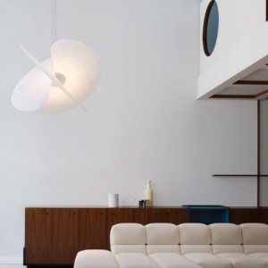 Suspension Levante de chez Kundalini, luminaire suspendu diffusant une lumière douce dans un espace intérieur