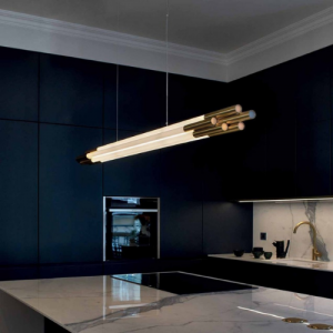 Luminaire Org de chez DCW, tube lumineux vertical intégré dans un espace intérieur architectural