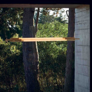 Luminaire Org de chez DCW, tube lumineux vertical intégré dans un espace intérieur architectural