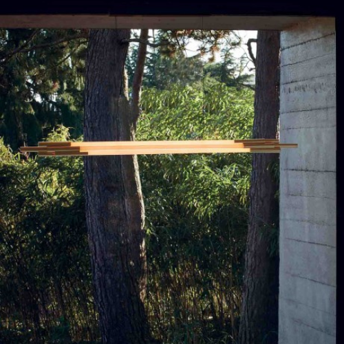 Luminaire Org de chez DCW, tube lumineux vertical intégré dans un espace intérieur architectural