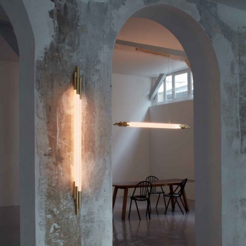 Luminaire Org de chez DCW, tube lumineux vertical intégré dans un espace intérieur architectural