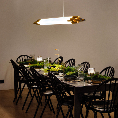 Luminaire Org de chez DCW, tube lumineux vertical intégré dans un espace intérieur architectural